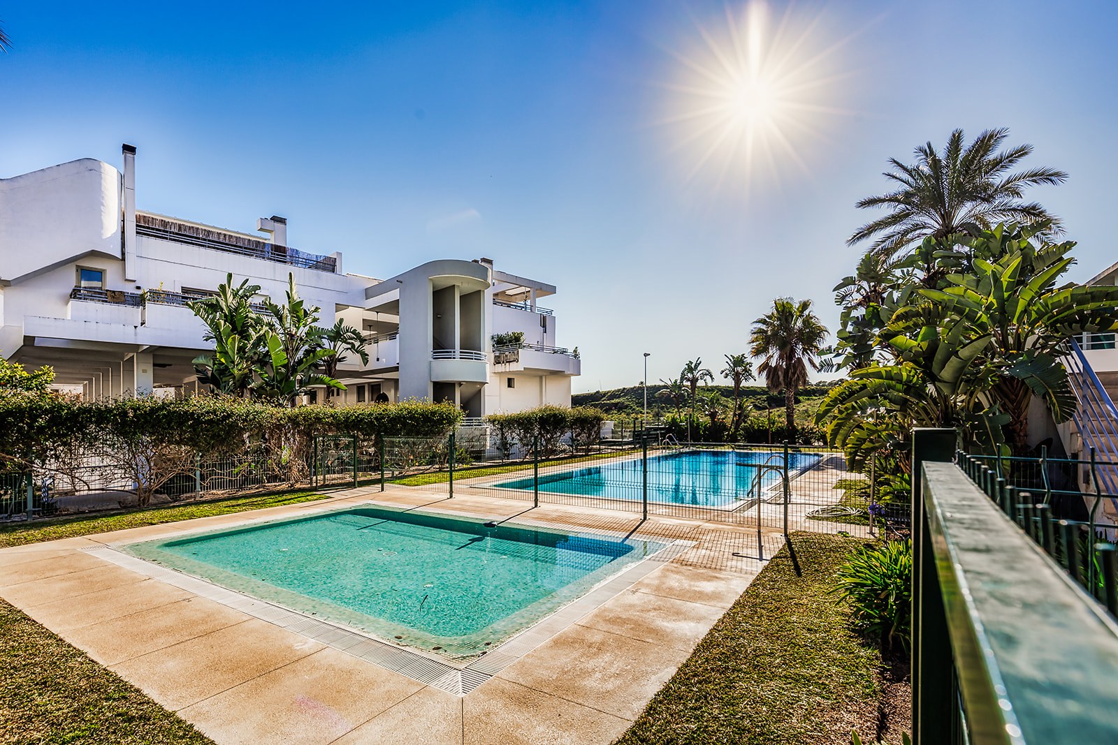 Exterior de dúplex en Cala de Mijas — fotografía de propiedades con dron próximamente