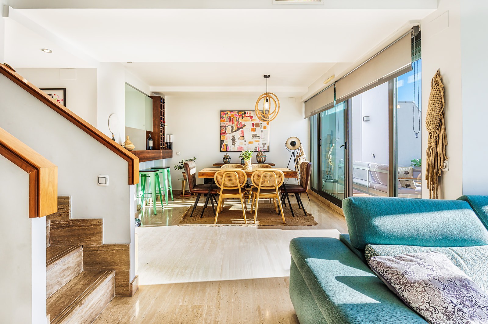 Salón comedor de dúplex en Mijas — fotografía de interiores