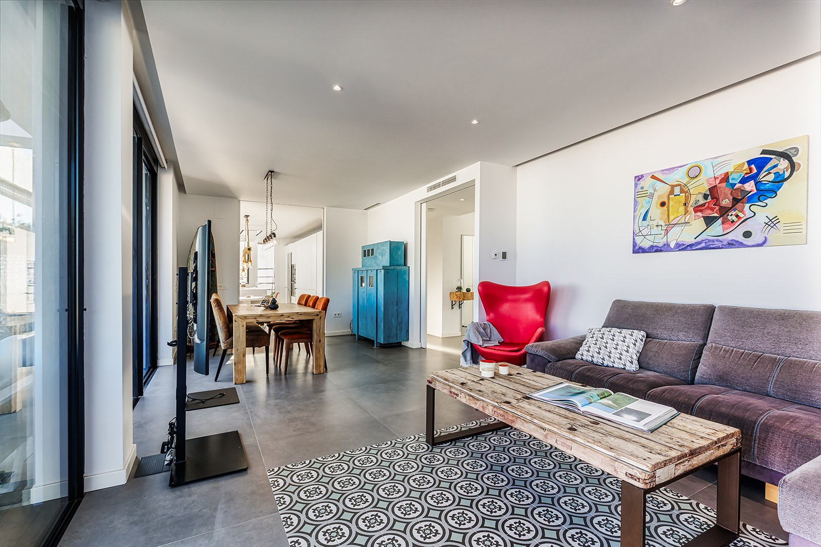 Salón de villa de lujo en Marbella con luz natural — fotografía inmobiliaria HDR
