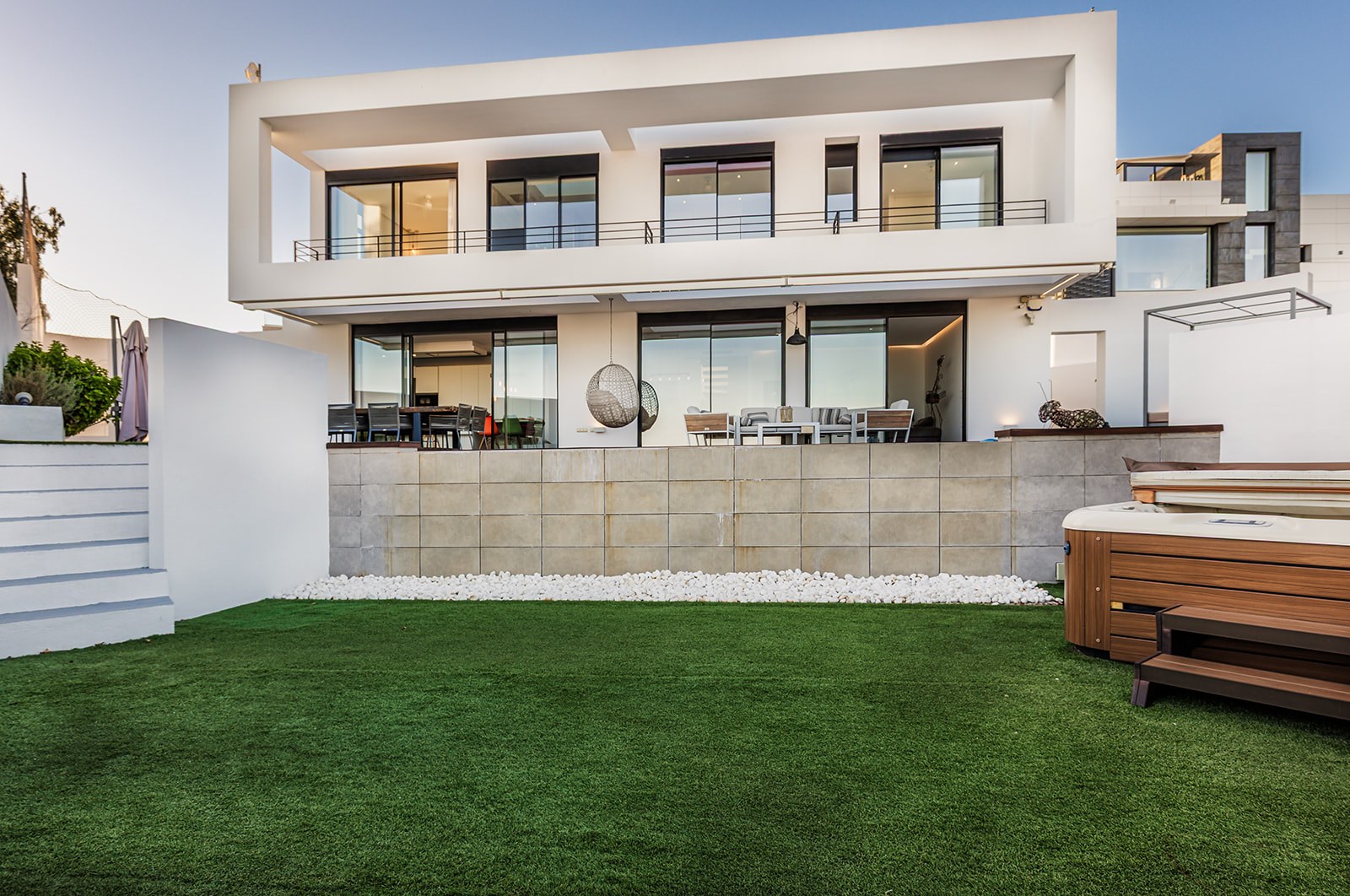 Sesión twilight de fotografía inmobiliaria a la hora dorada en la Costa del Sol