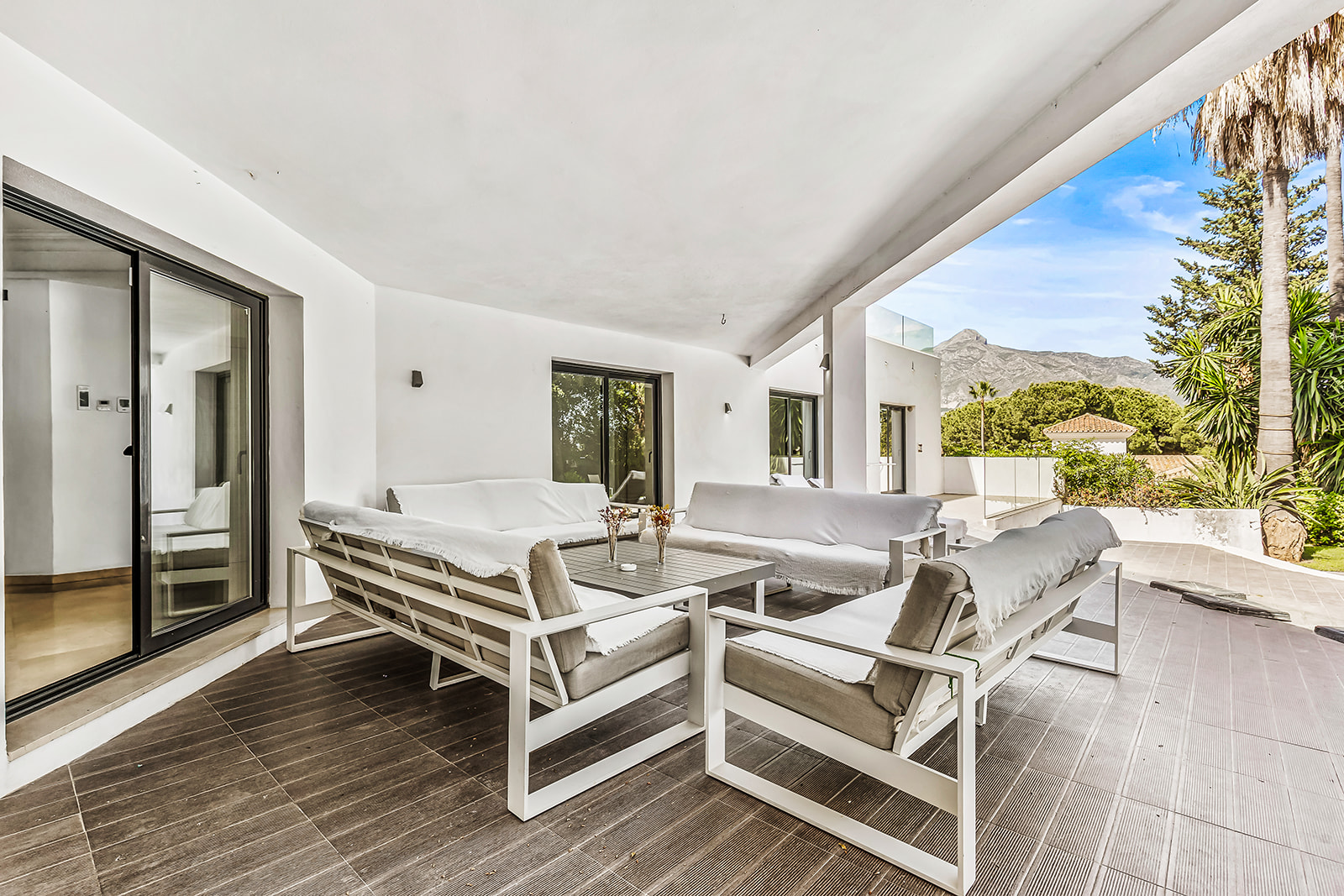 Terraza de villa en Nueva Andalucía, Marbella — fotografía inmobiliaria